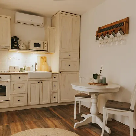 Neidhardt Vendeghaz Apartment